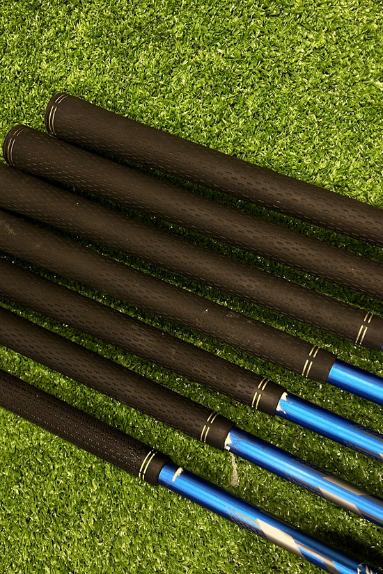 Cleveland Black CG 15' Iron Set 4-PW Regular Graphite RH