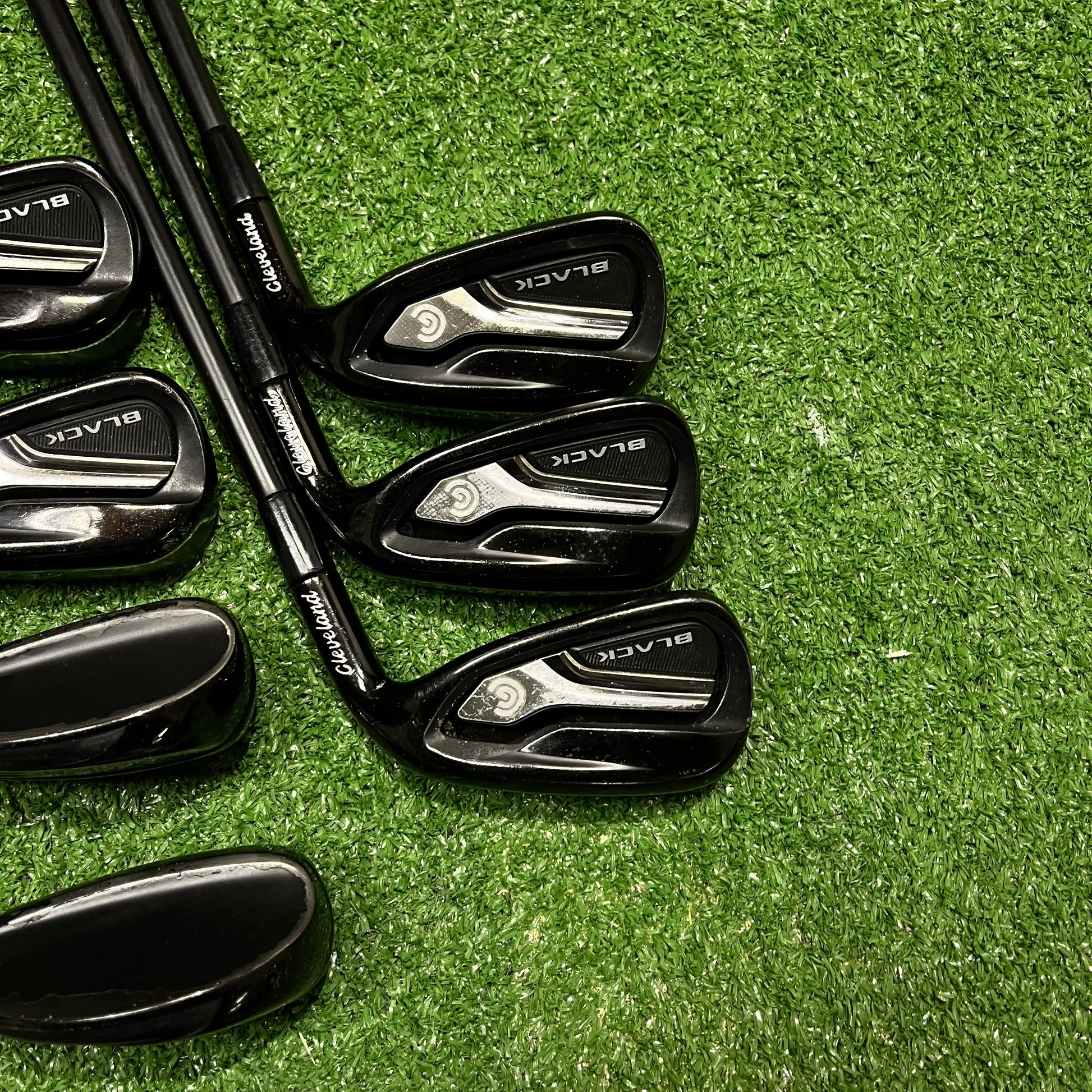 Cleveland Black CG 15' Iron Set 4-PW Regular Graphite RH