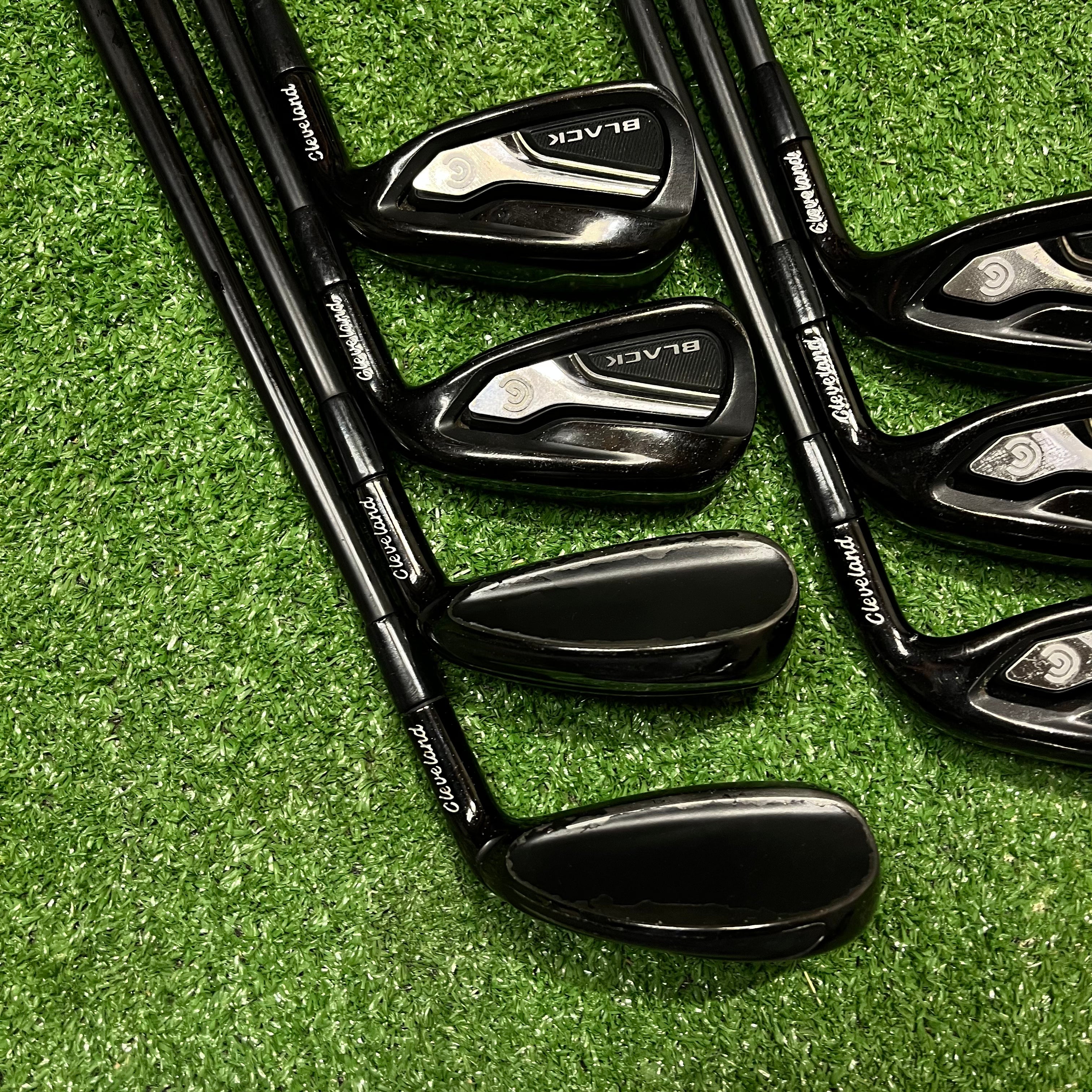 Cleveland Black CG 15' Iron Set 4-PW Regular Graphite RH