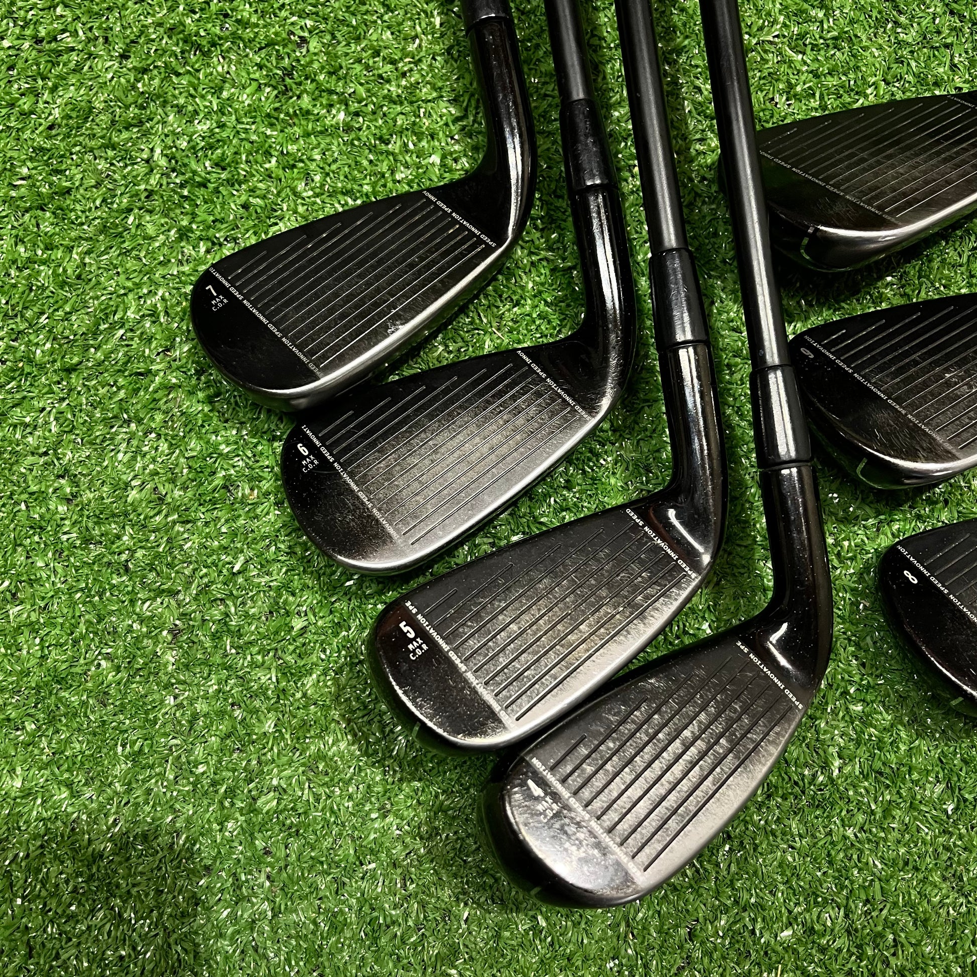 Cleveland Black CG 15' Iron Set 4-PW Regular Graphite RH