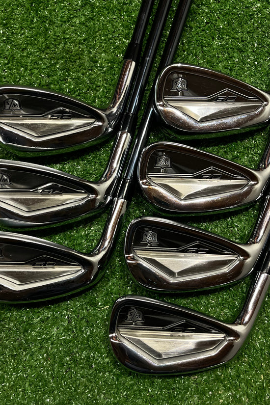 Wilson Staff D9 Forged Iron Set 5-GW Senior Graphite LH