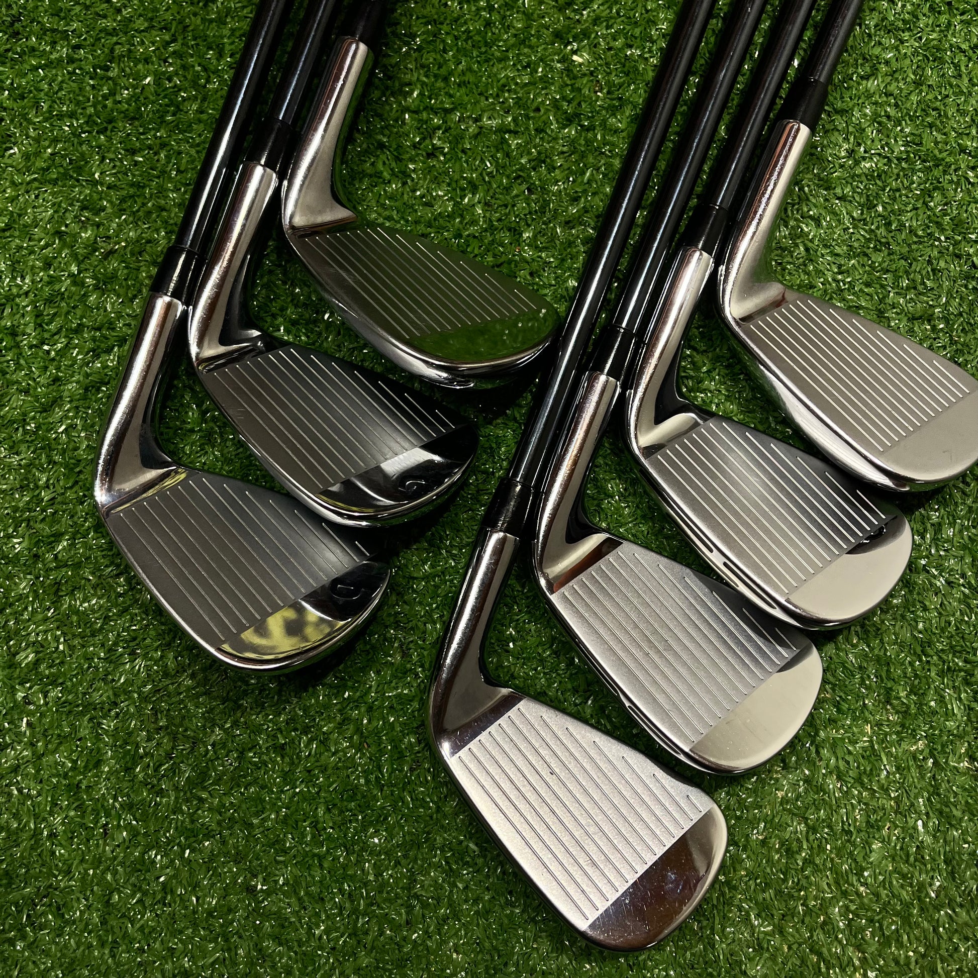 Wilson Staff D9 Forged Iron Set 5-GW Senior Graphite LH