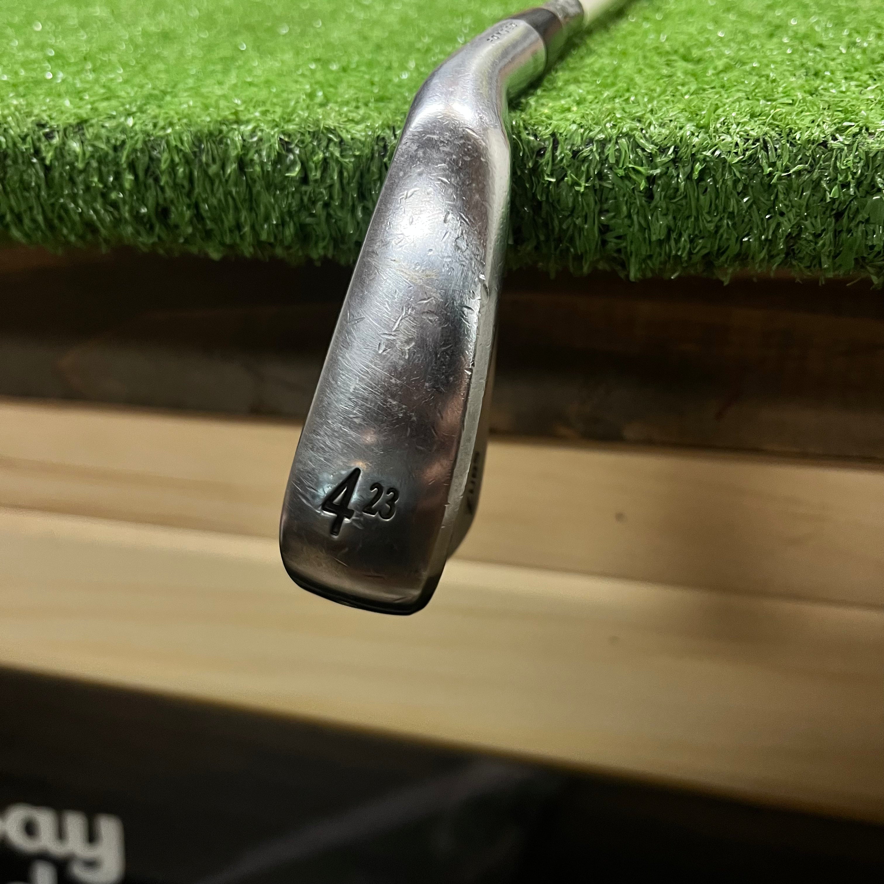 Srixon ZU85 23° 4 Iron Graphite X-Stiff Flex RH