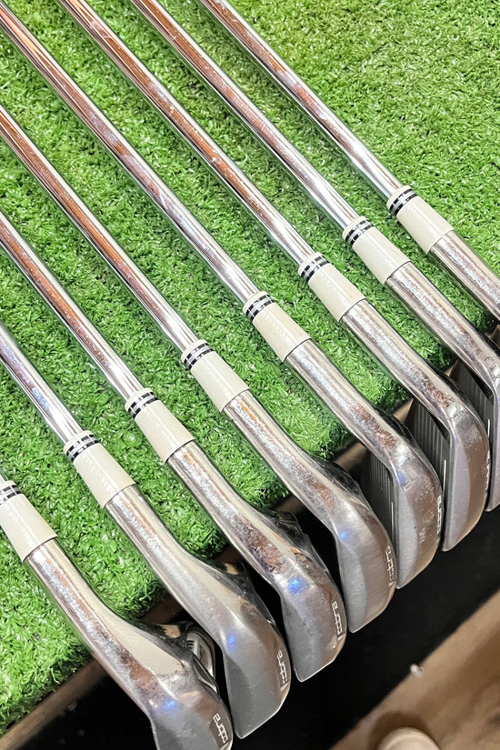 Cobra AMP Cell White Iron Set 4-GW Stiff Steel RH