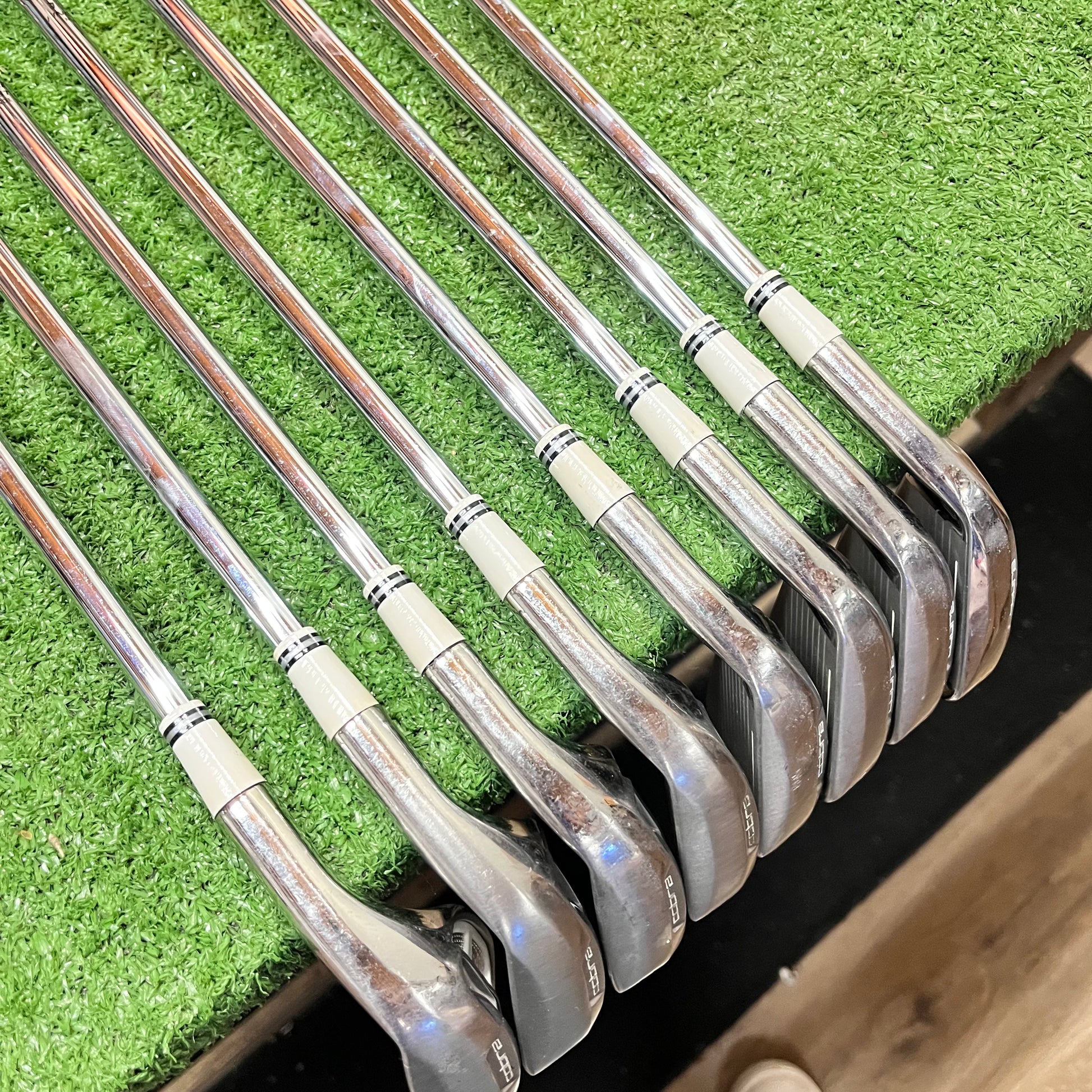 Cobra AMP Cell White Iron Set 4-GW Stiff Steel RH